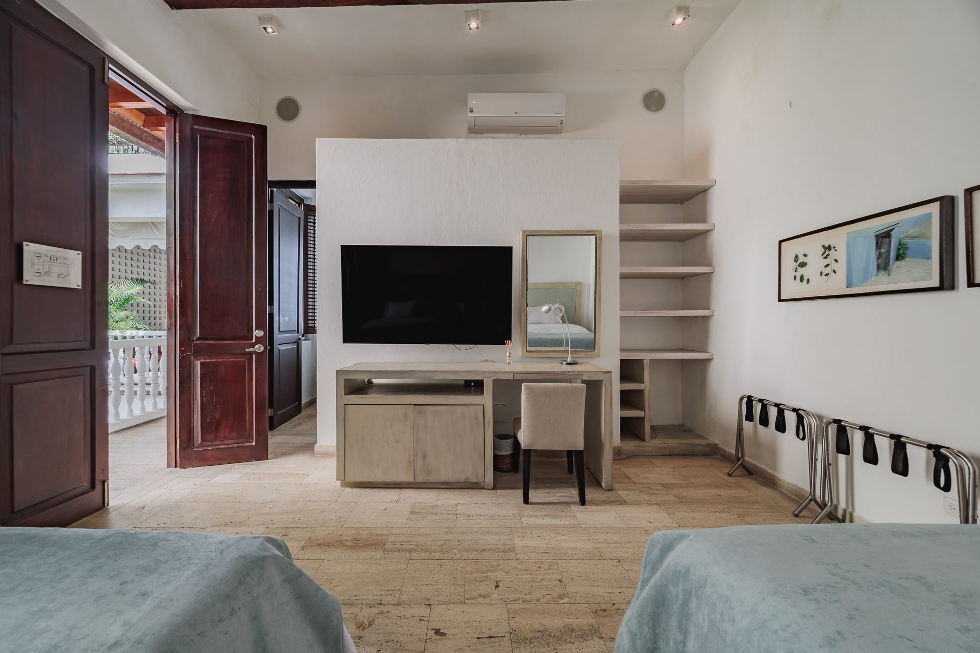 Walled City villa Cartagena — colonial mansion, patio pool and suites