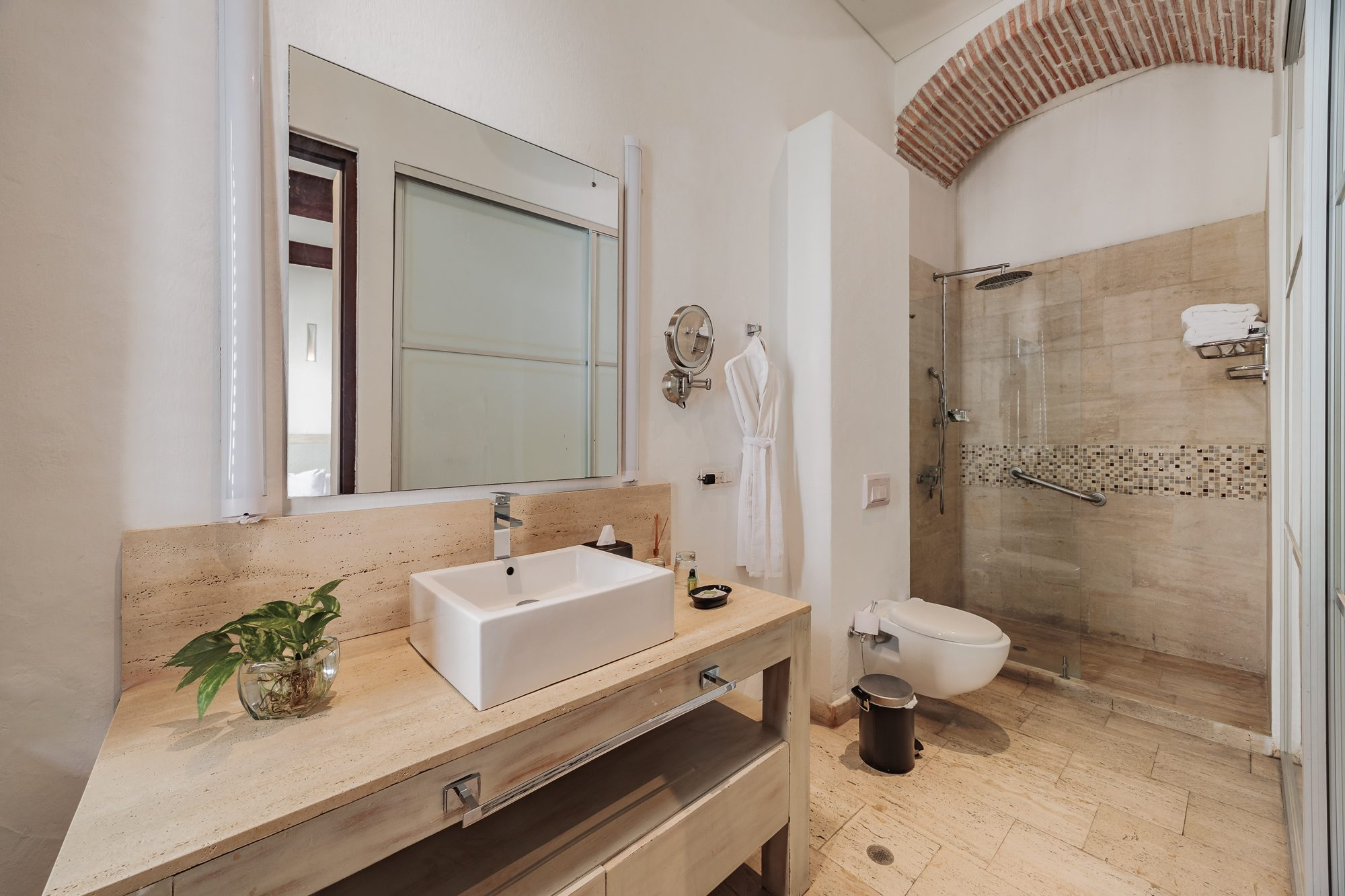 Walled City villa Cartagena — colonial mansion, patio pool and suites