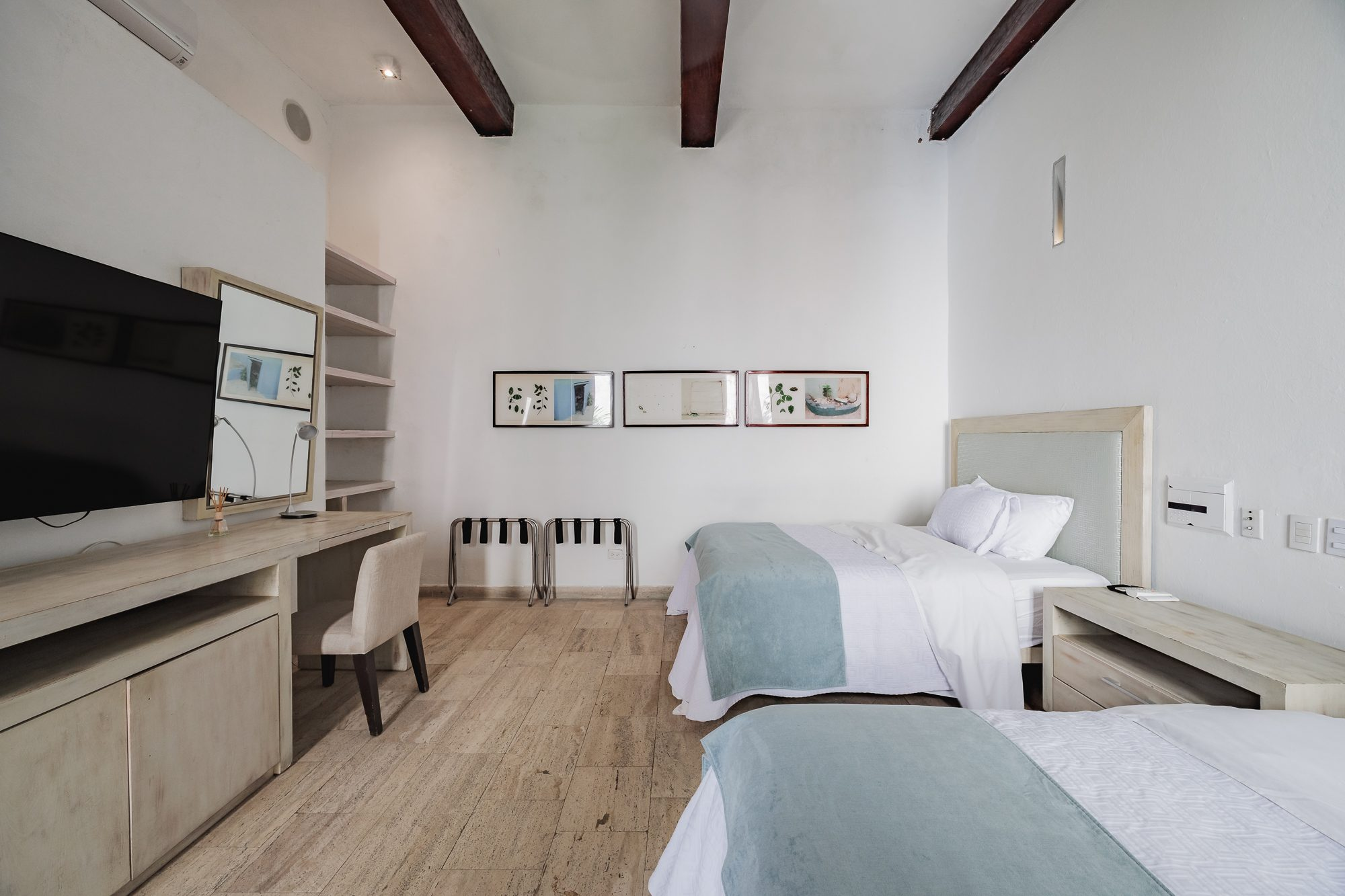 Walled City villa Cartagena — colonial mansion, patio pool and suites