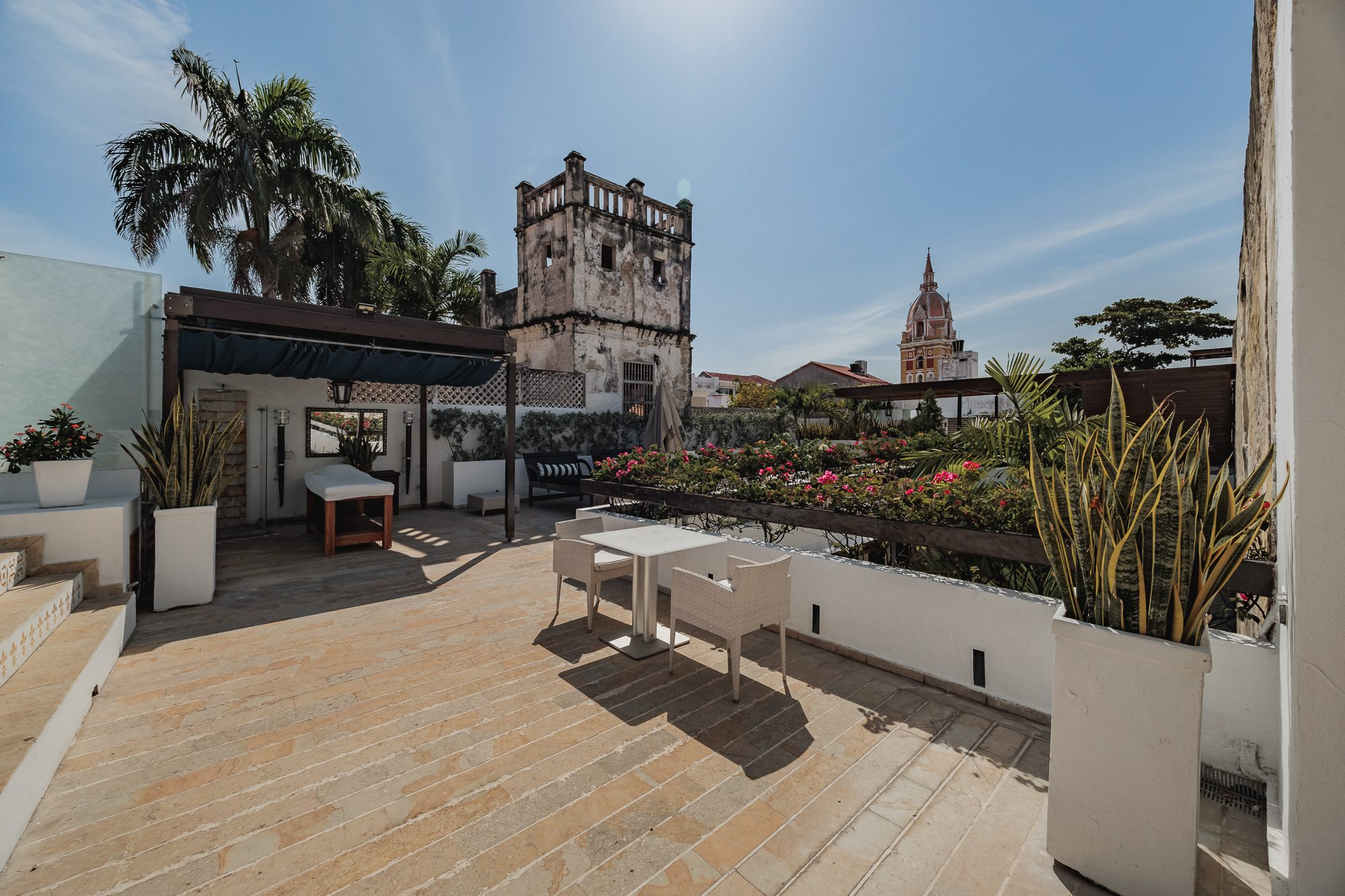 Walled City villa Cartagena — colonial mansion, patio pool and suites
