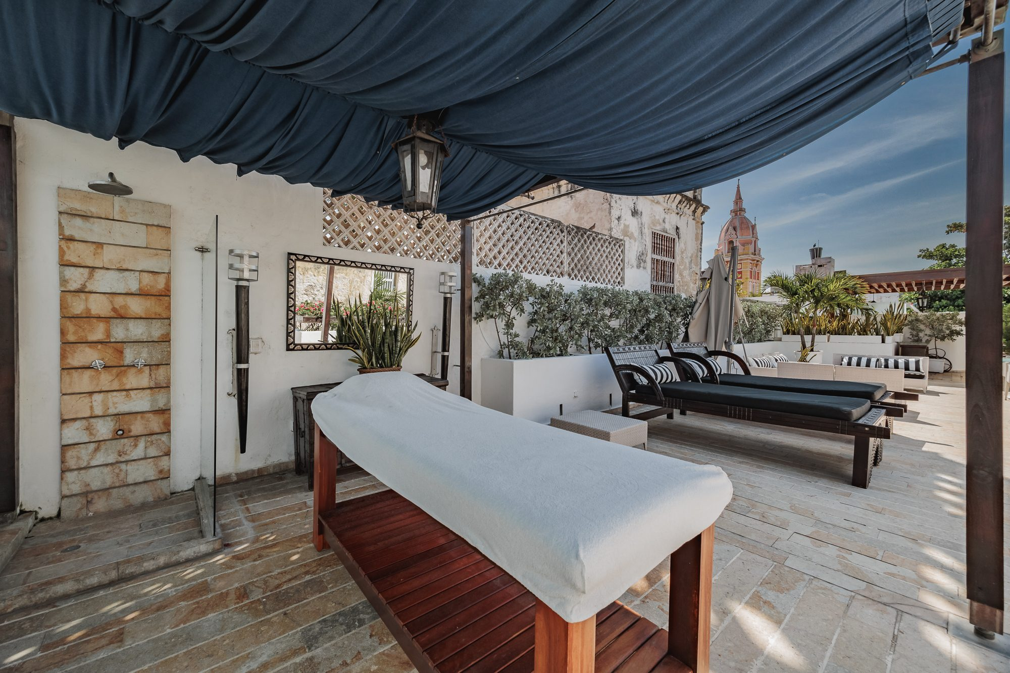 Walled City villa Cartagena — colonial mansion, patio pool and suites