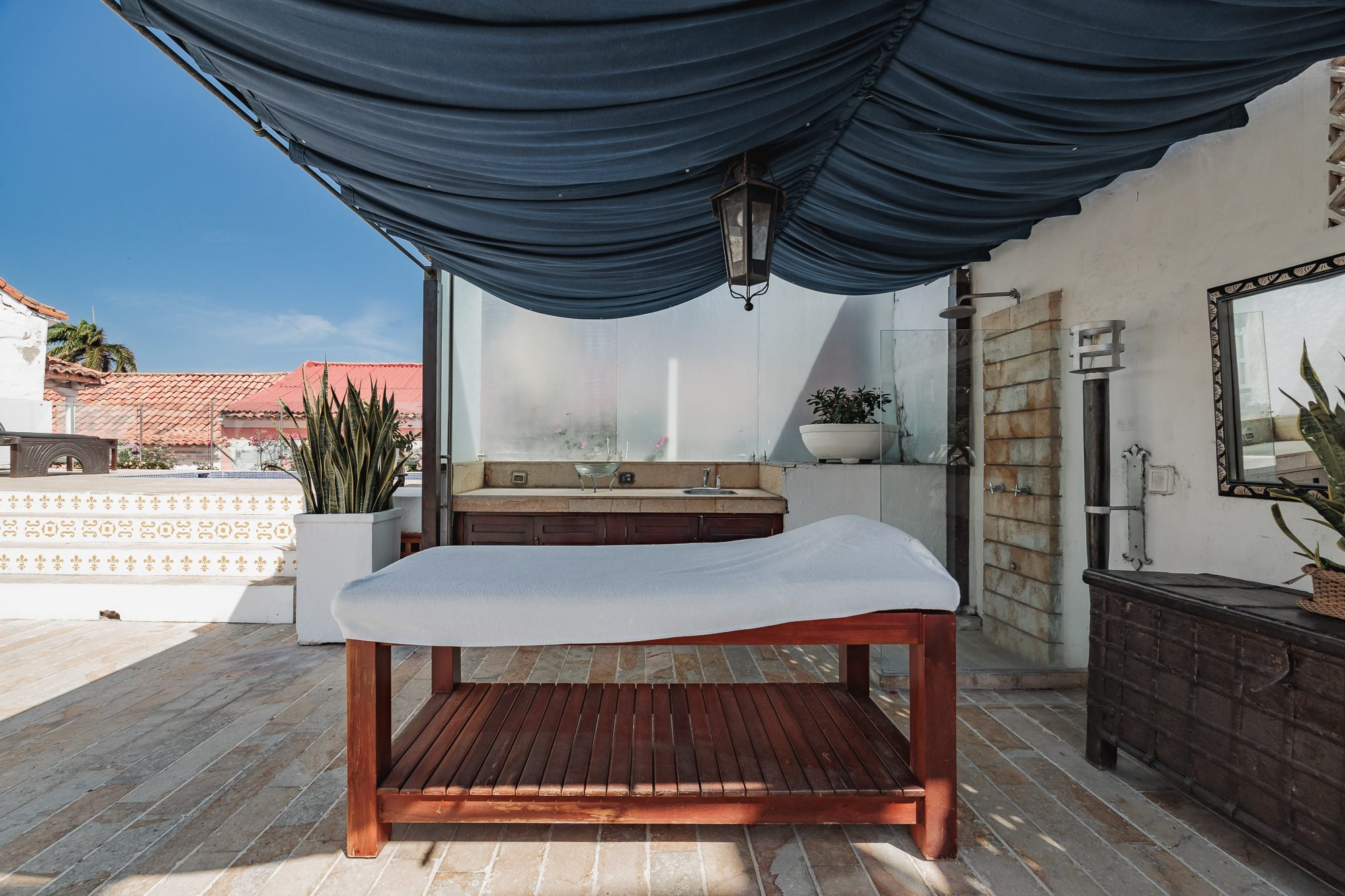 Walled City villa Cartagena — colonial mansion, patio pool and suites