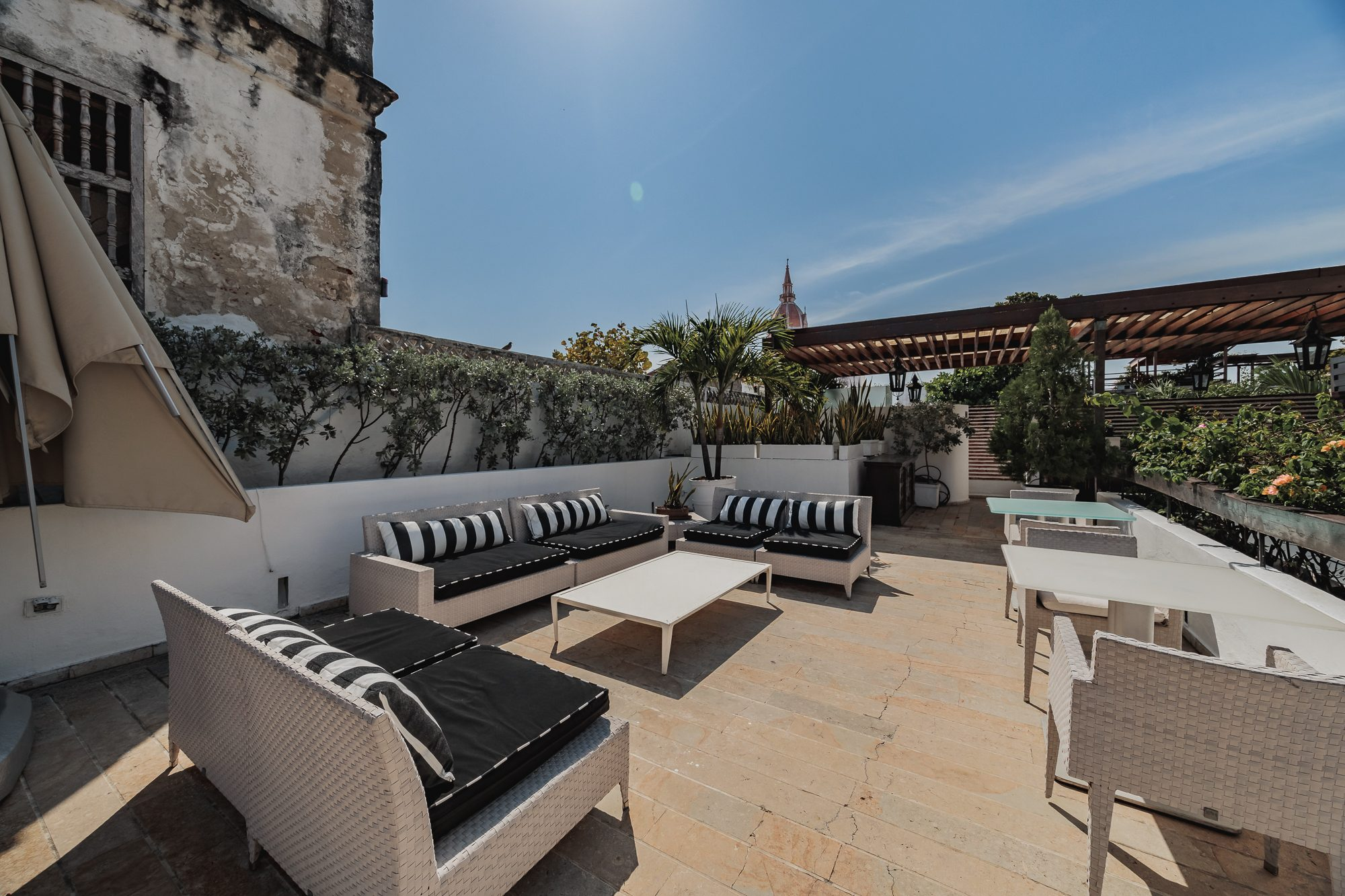 Walled City villa Cartagena — colonial mansion, patio pool and suites