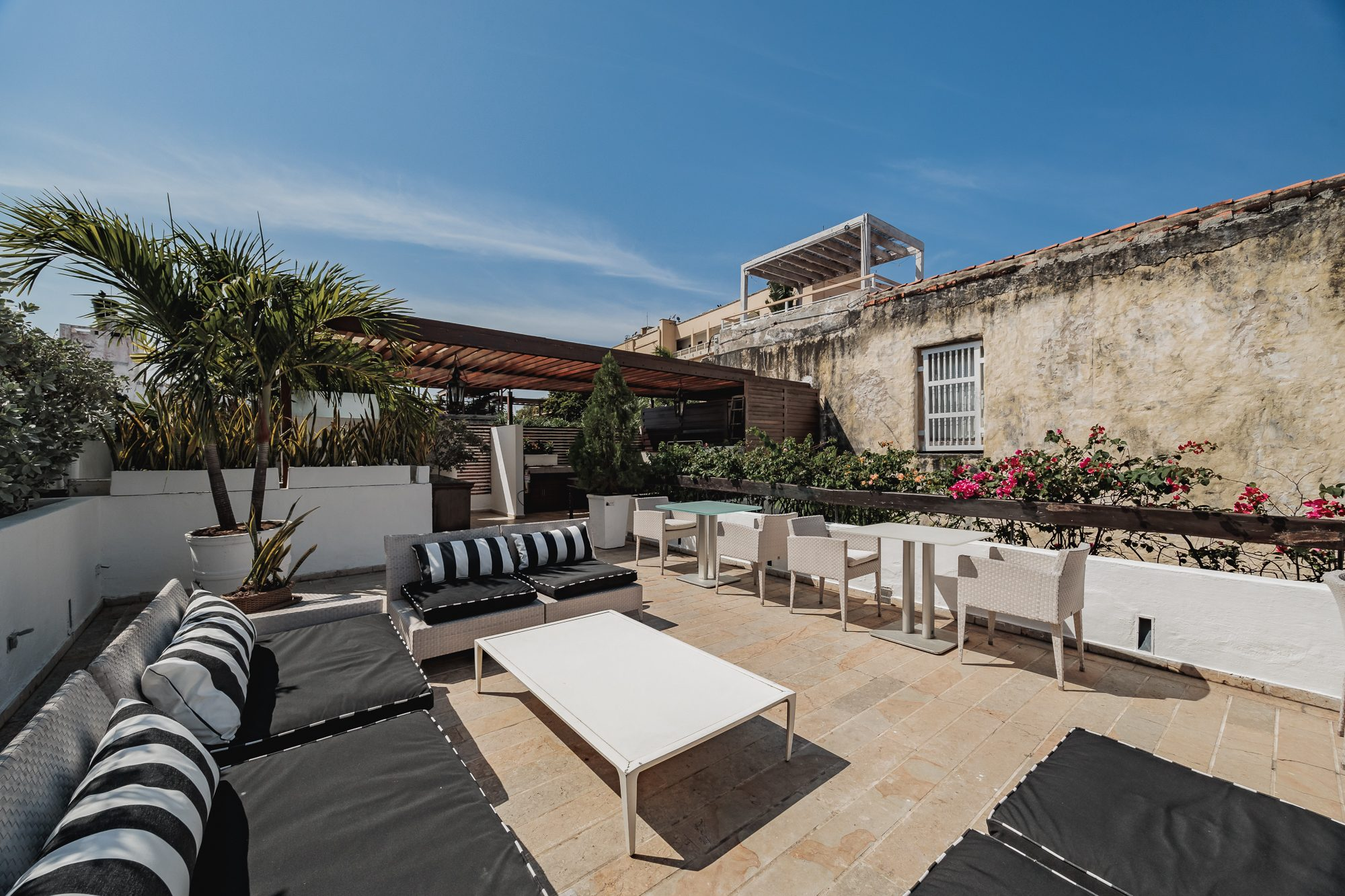 Walled City villa Cartagena — colonial mansion, patio pool and suites