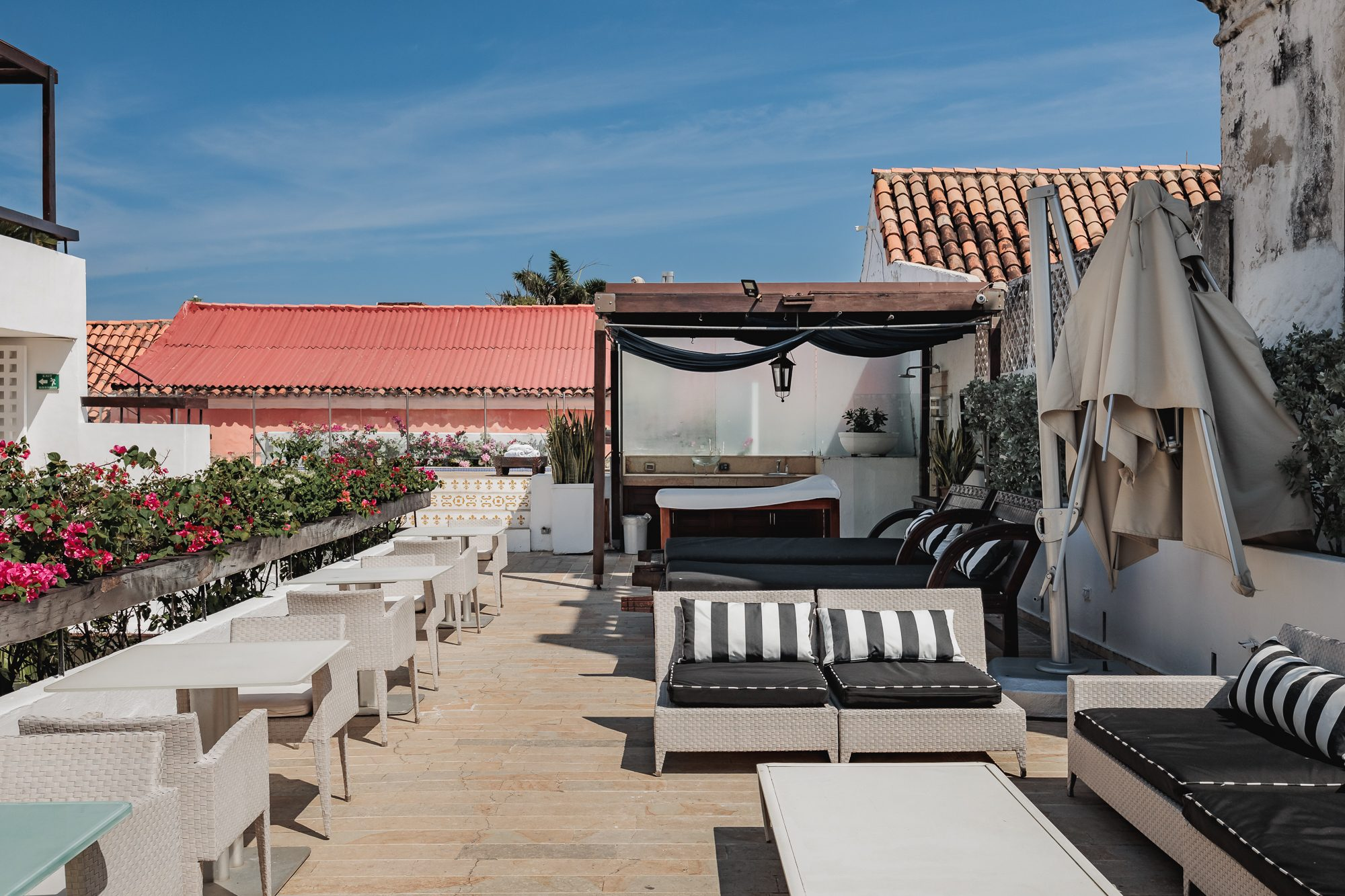 Walled City villa Cartagena — colonial mansion, patio pool and suites