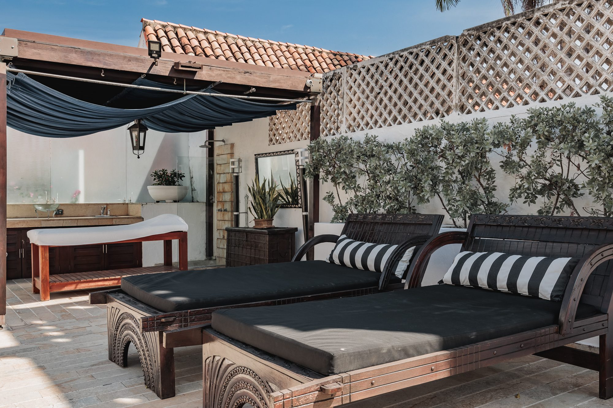 Walled City villa Cartagena — colonial mansion, patio pool and suites