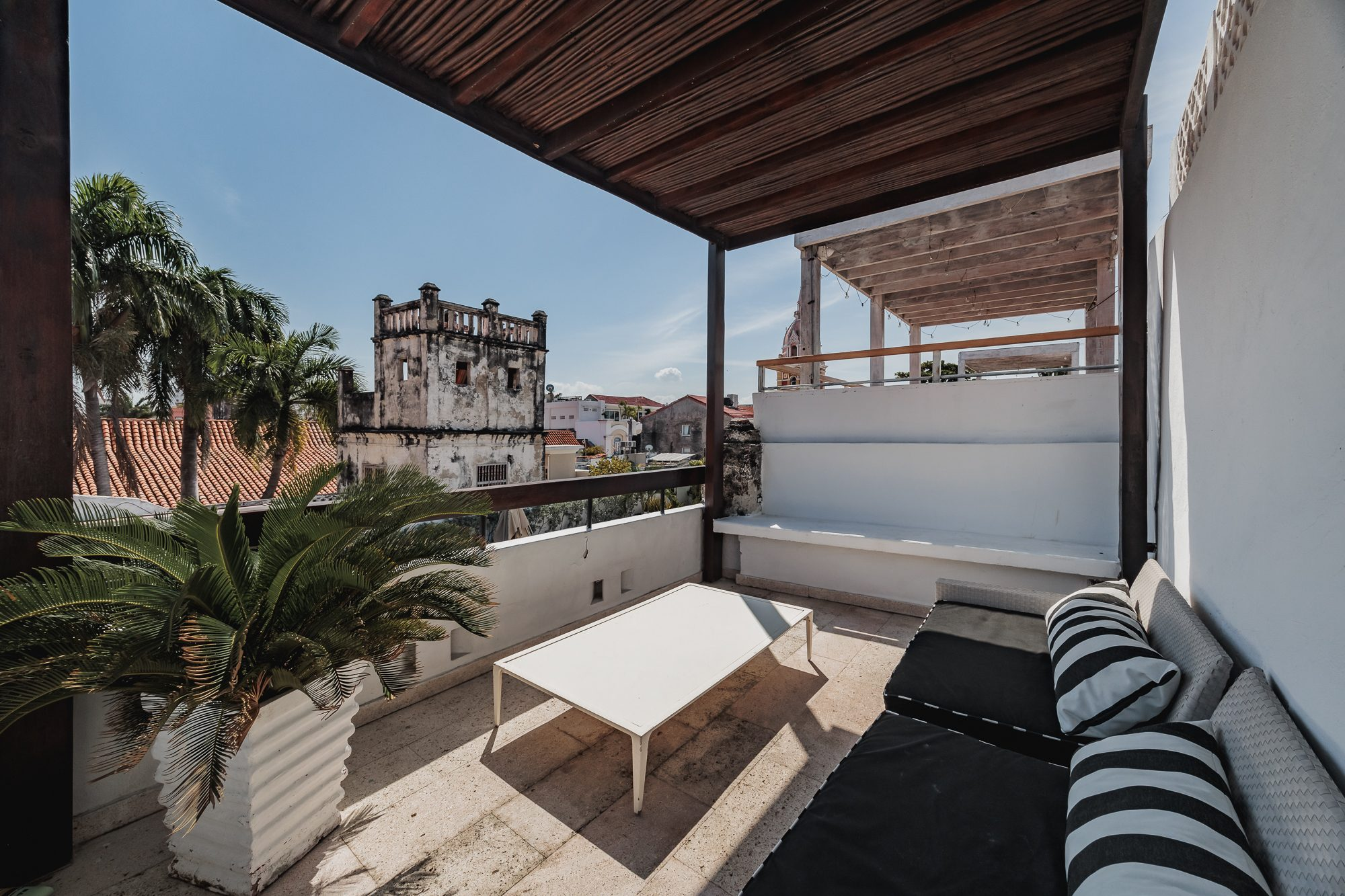 Walled City villa Cartagena — colonial mansion, patio pool and suites