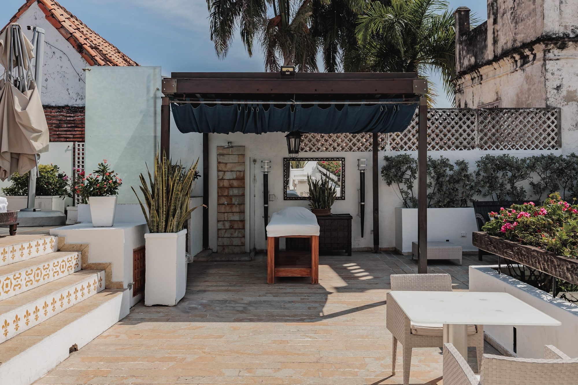 Walled City villa Cartagena — colonial mansion, patio pool and suites