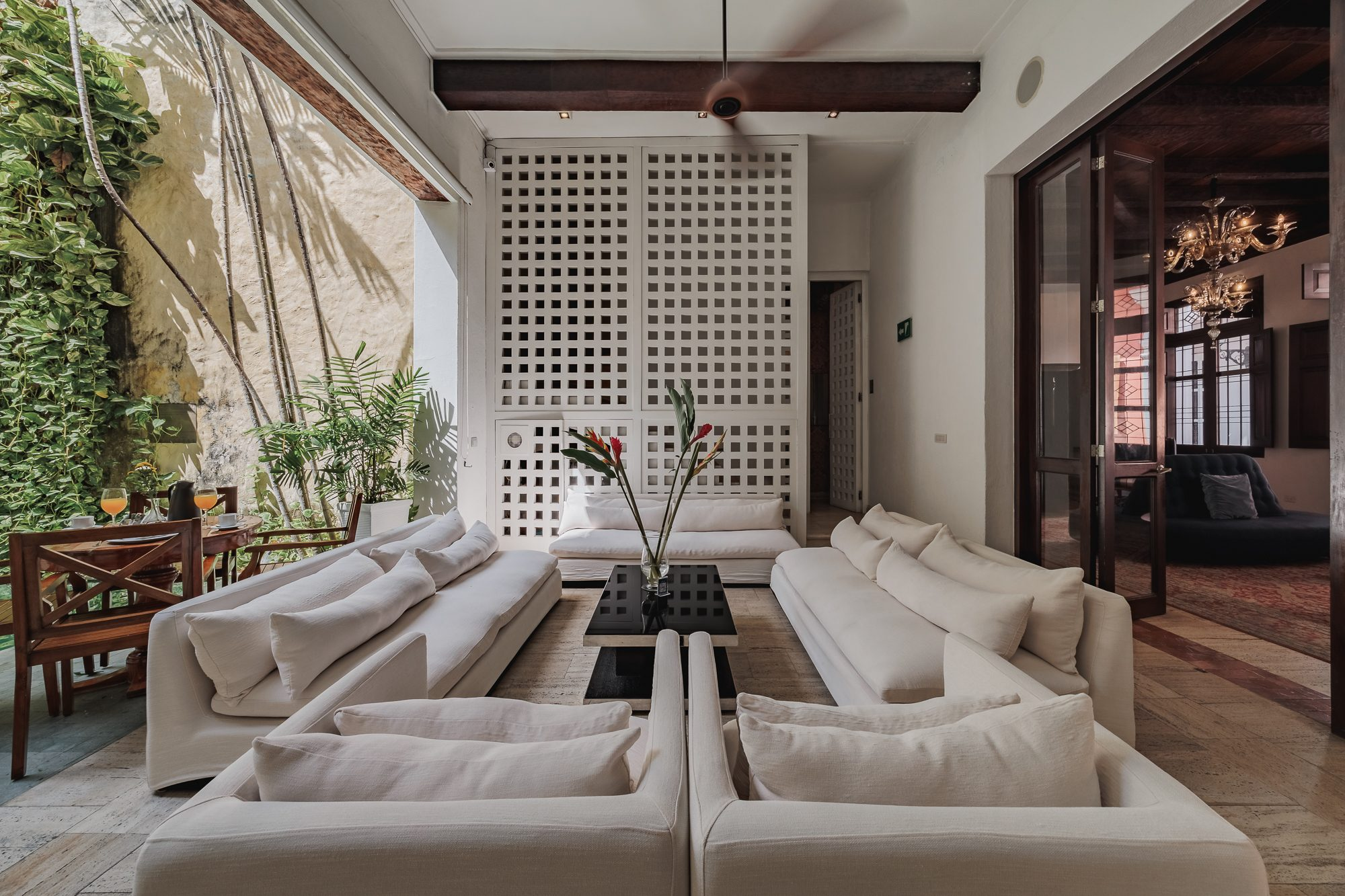 Walled City villa Cartagena — colonial mansion, patio pool and suites