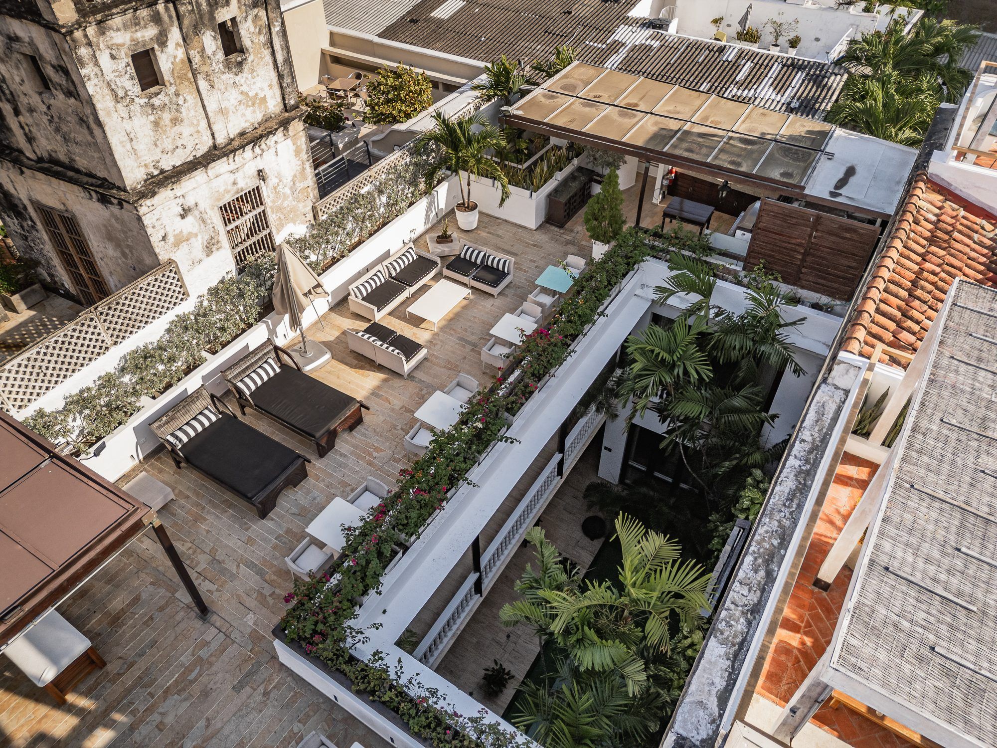 Walled City villa Cartagena — colonial mansion, patio pool and suites