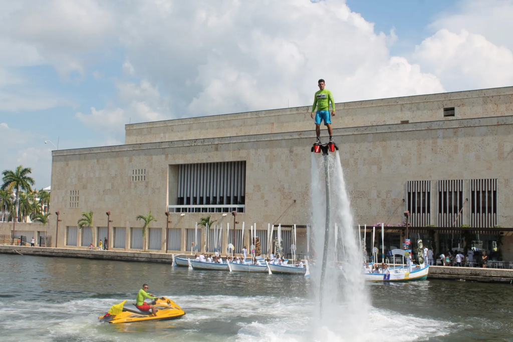 Flyboard frente al Centro de Convenciones de Cartagena con moto de agua
