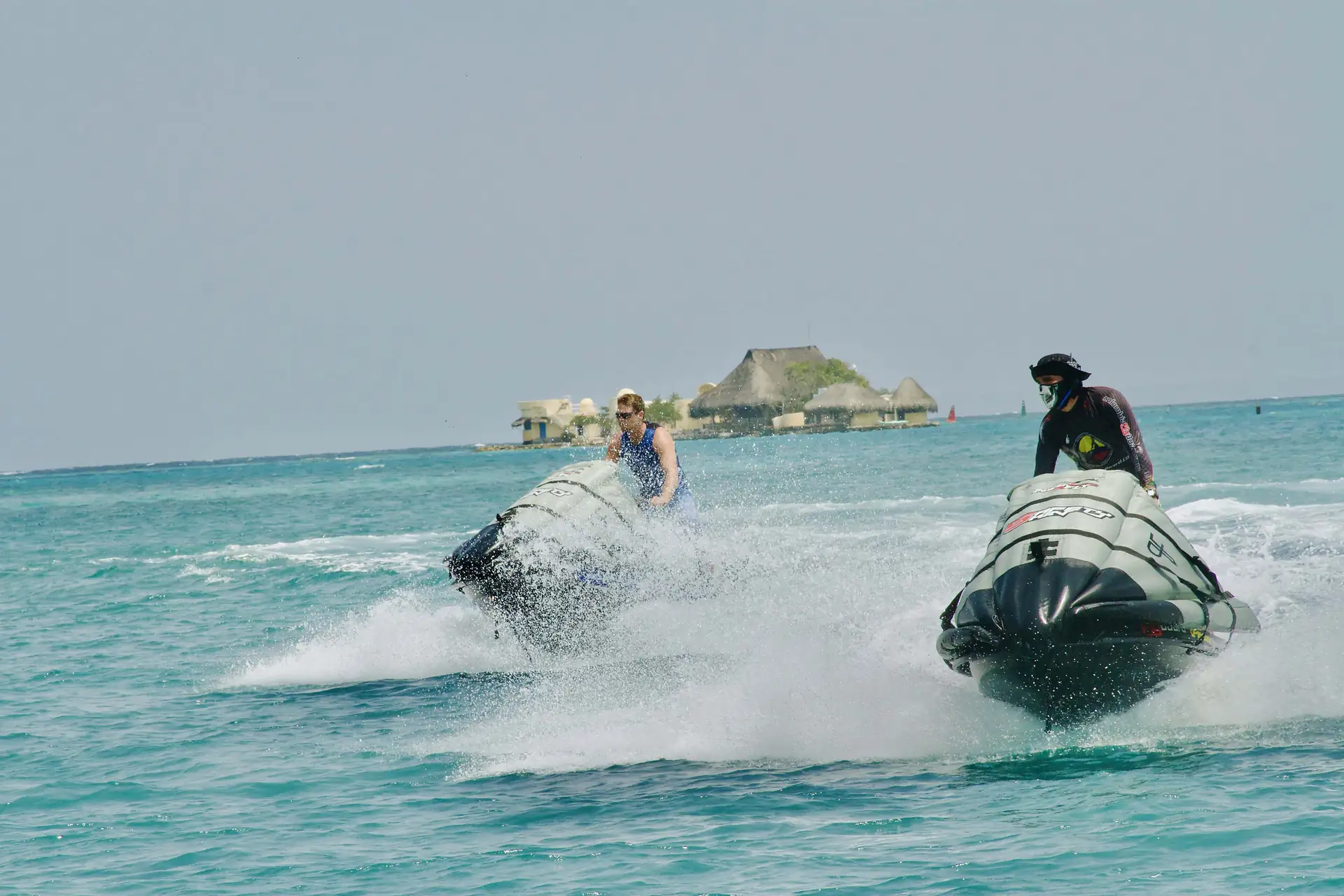 Piloto de moto de agua en el mar turquesa de Cartagena