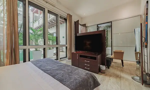 Walled City villa Cartagena — colonial mansion, patio pool and suites