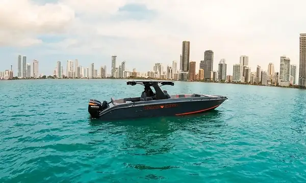 Lancha 38′ Luxury Speedboat para alquilar en Cartagena