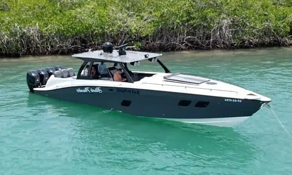 Lancha 49′ Super Brown para alquilar en Cartagena