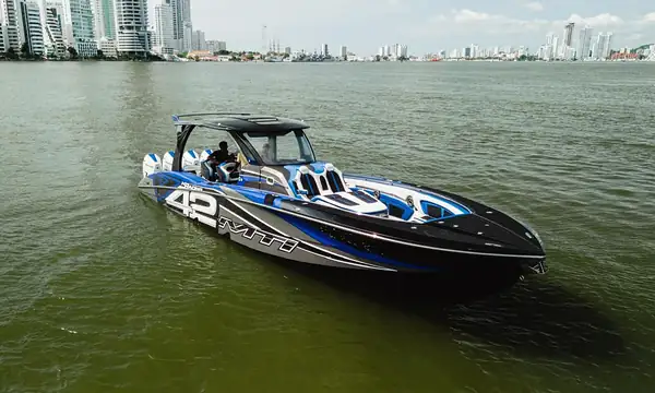 Lancha 42′ RACING para alquilar en Cartagena