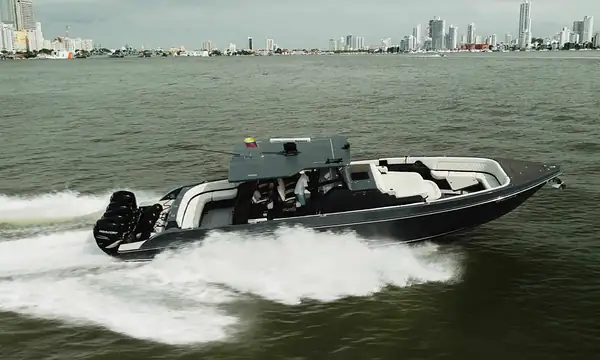 Lancha 50′ Super Brown para alquilar en Cartagena