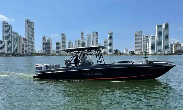 Lancha 33′ Speed Boat para alquilar en Cartagena