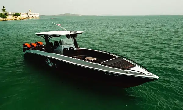 Lancha 40′ Sport Boat para alquilar en Cartagena