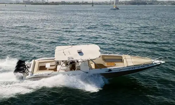 Lancha 46′ Express Cruiser para alquilar en Cartagena