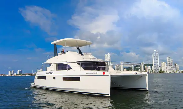 Catamarán 43′ Powercat para alquilar en Cartagena