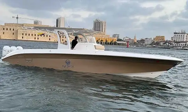 Lancha 41′ Luxury Cruiser para alquilar en Cartagena