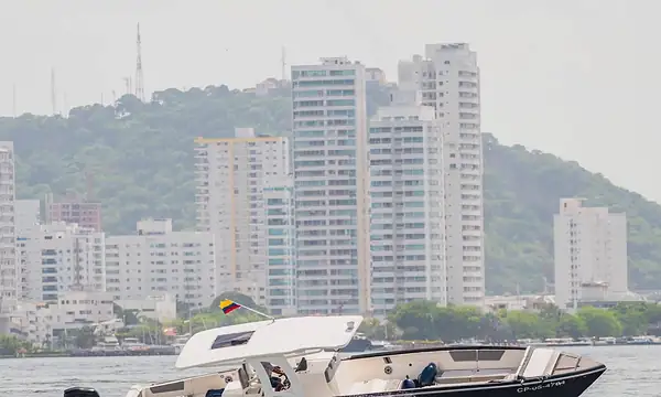 Lancha 42′ Deluxe Sport para alquilar en Cartagena