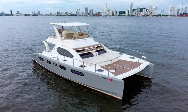 Catamarán 47′ Powercat para alquilar en Cartagena