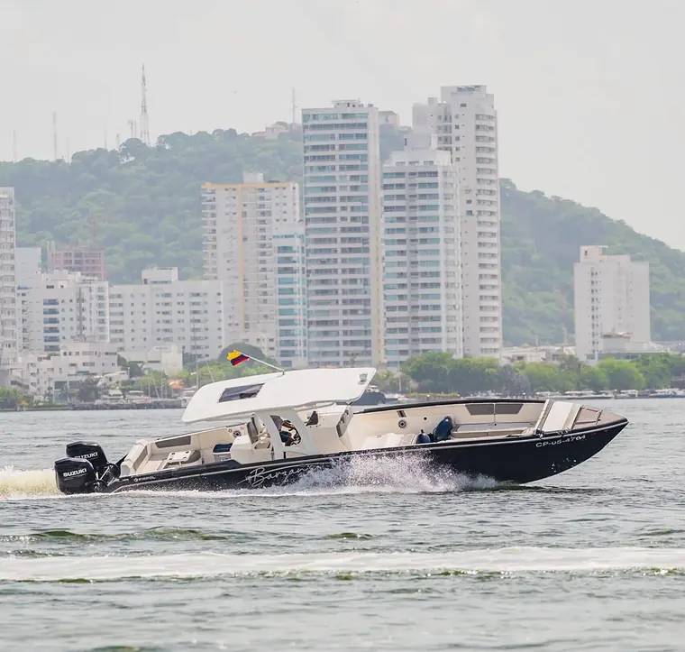Lancha Deluxe Sport 42′ en Cartagena (foto 1 de 20)
