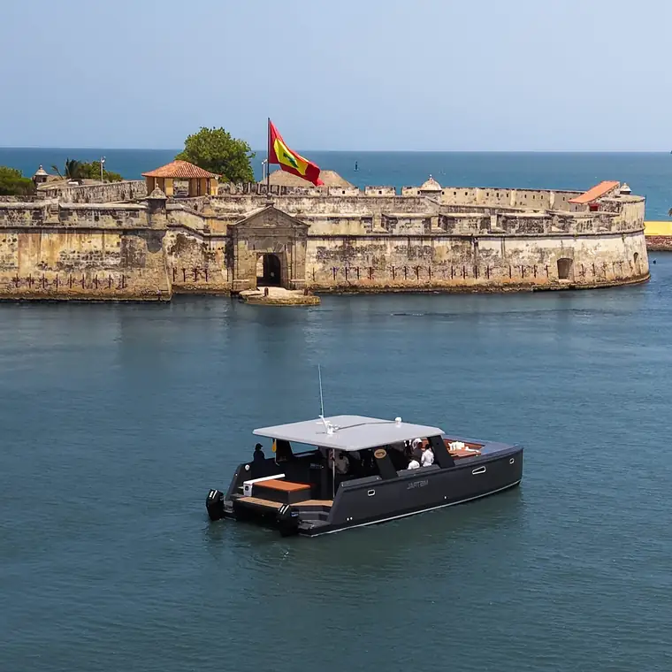 Catamarán de motor Mistral Powercat 45′ en Cartagena (foto 1 de 13)