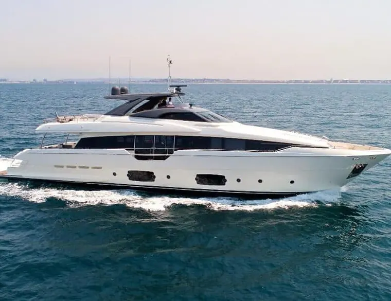 Yate Ferretti 96′ en Cartagena (foto 1 de 20)